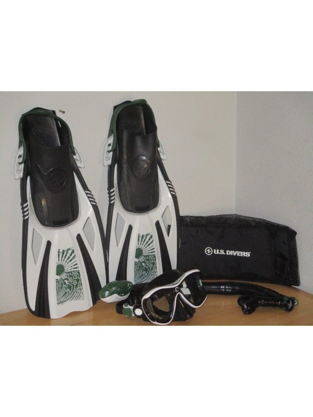 US Divers Unisex Snorkel Set Mask Fins Dry Snorkel Bag White and Green Size S/M